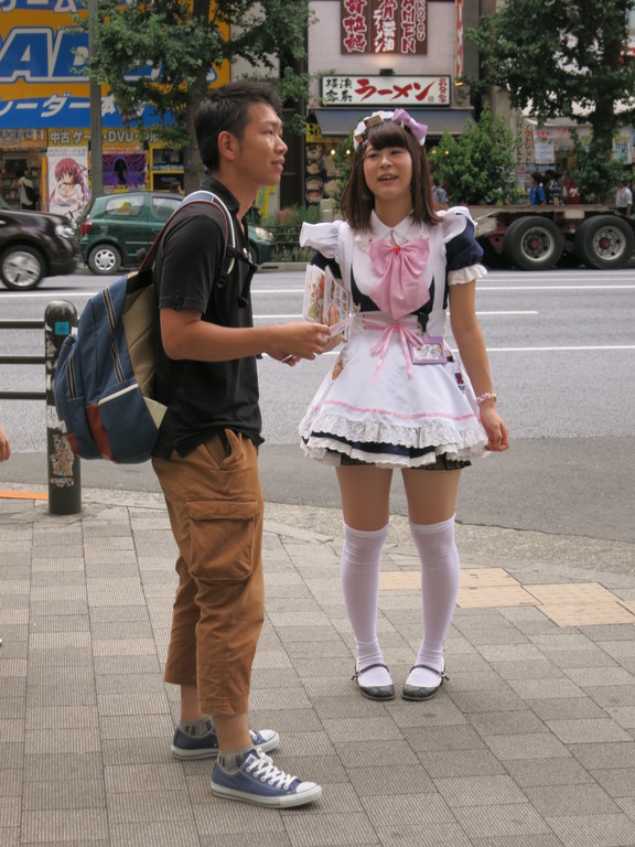 chicas de los maid cafes en Akihabara